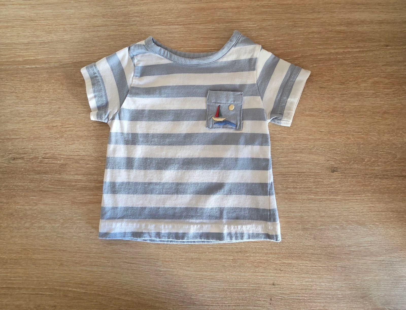 T-shirt listrado azul e branco com bolso bordado estilo barco Bouchara Tamanho 3 meses – photo 2